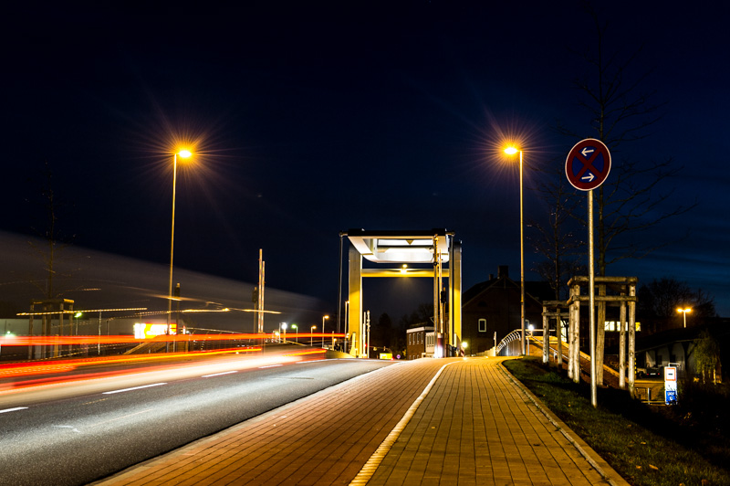 Bild vergrößern: Autos befahren die Käpten-Jürs-Brücke bei Nacht. Die Brücke wird mit mehreren Strahlern beleuchtet.