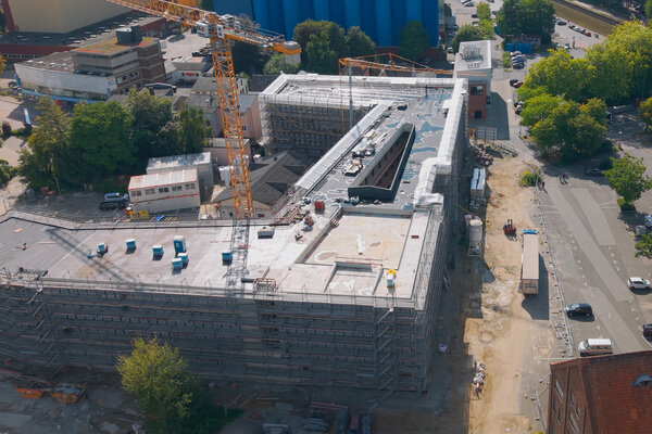 Bild vergr&ouml;&szlig;ern: Luftaufnahme mit Blick auf den Neubau des Rathauses der Stadt Elmshorn, den Buttermarkt und Teile des Hafens, der Innenstadt und der K&ouml;llnflocken Werke.