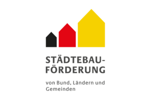 Bild vergr&ouml;&szlig;ern: Das Logo der St&auml;dtebauf&ouml;rderung von Bund, L&auml;ndern und Gemeinden. Drei von links nach rechts gr&ouml;&szlig;er werdende, idealisierte H&auml;user in den Bundesfarben Schwarz-Rot-Gold bilden den oberen Abschluss des Logos, darunter befindet sich der Schriftzug wie eingangs beschrieben.