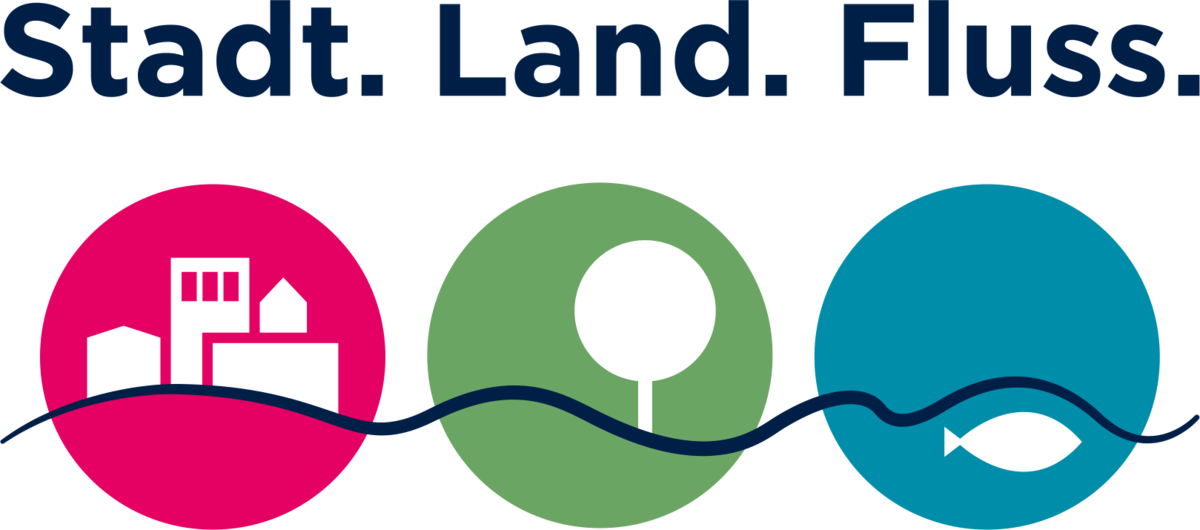 Das Logo des Elmshorner Stadtumbau. Oben befindet sich der Slogan "Stadt. Land. Fluss.", darunter befinden sich drei nebeneinander angeordnete Kreise, durch deren Mitte ein angedeuteter Fluss fließt. Der linke, rote Kreis zeigt städtische Gebäude, der mittlere, grüne Kreis einen Baum, der rechte, blaue Kreis einen Fisch im Wasser.
