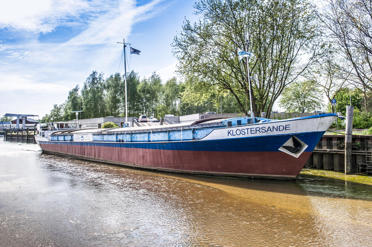 Bild vergrößern: Ein Gütermotorschiff, die "Klostersande" liegt am Nordufer des Elmshorner Hafens.