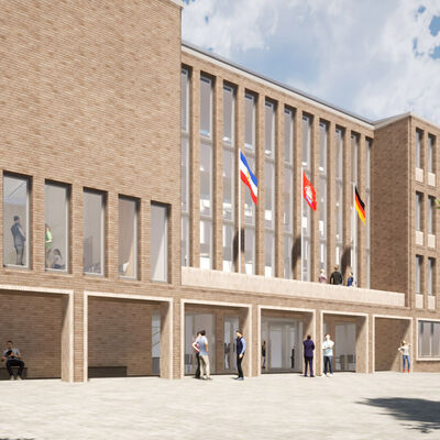Das Bild zeigt eine Visualisierung des neuen Rathauses. In der Bildmitte befindet sich der Haupteingang mit einem Balkon und einer klar gegliederten Fensterfront. Links schließt sich der Kollegiumssaal mit einer von Backstein geprägten Fassade an. 